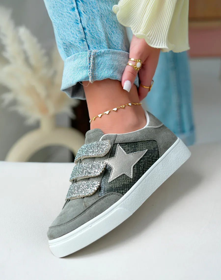 Baskets femme gris foncé effet daim avec empiècements croco vert et étoile argentée