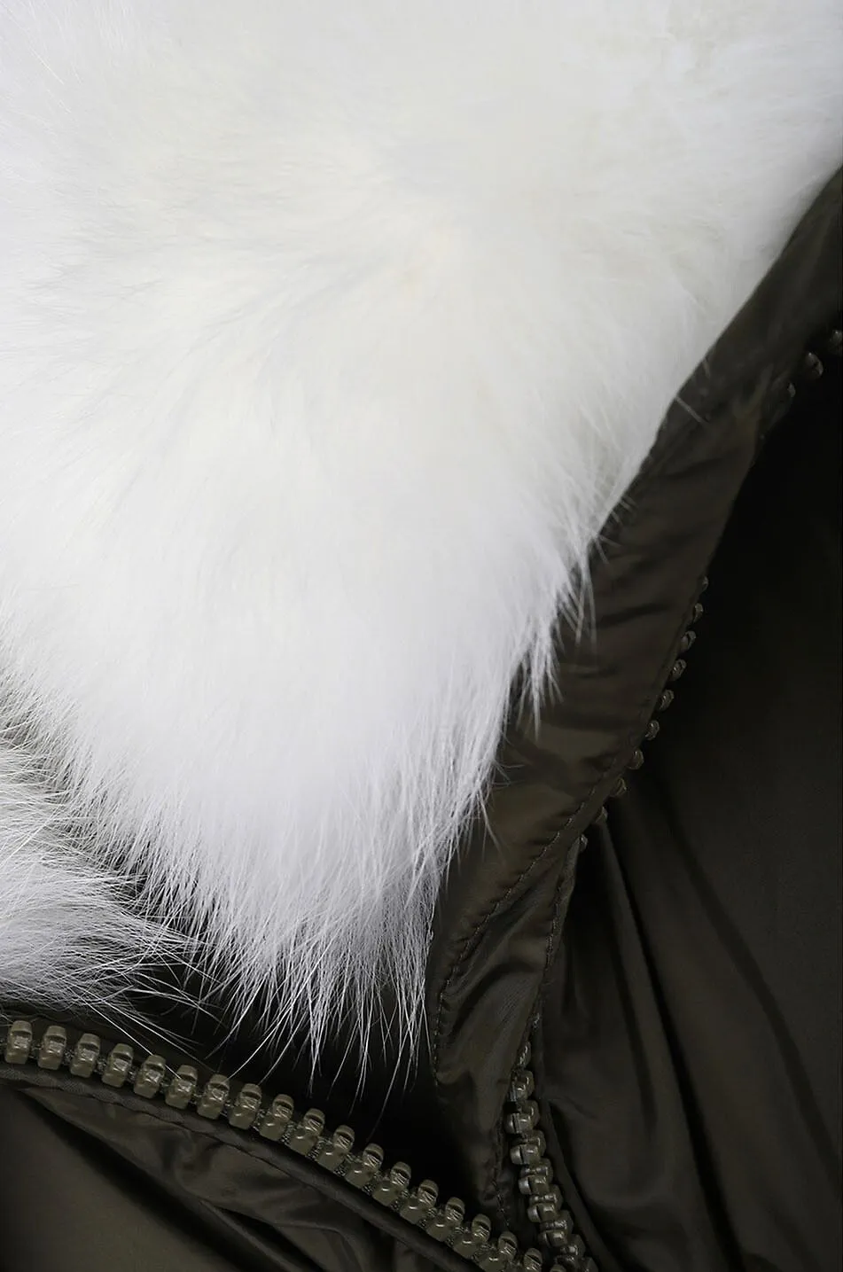 Doudoune longue à capuche ornée de fourrure