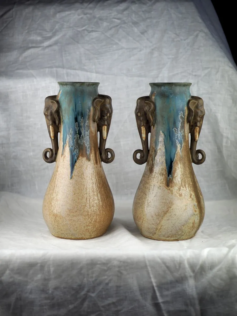 Impressionnante paire de vase à anses éléphantines - Denbac 