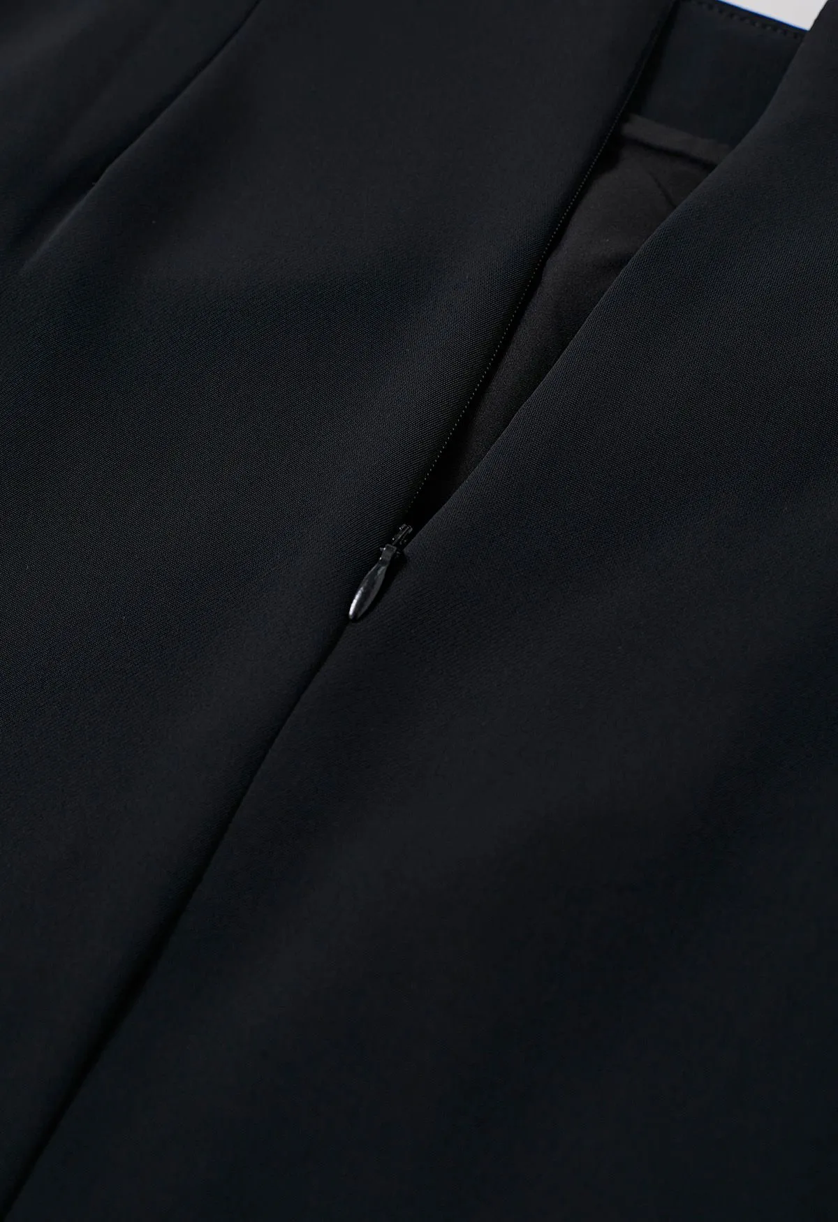 Jupe mi-longue à rabat asymétrique avec plis latéraux nacrés en noir