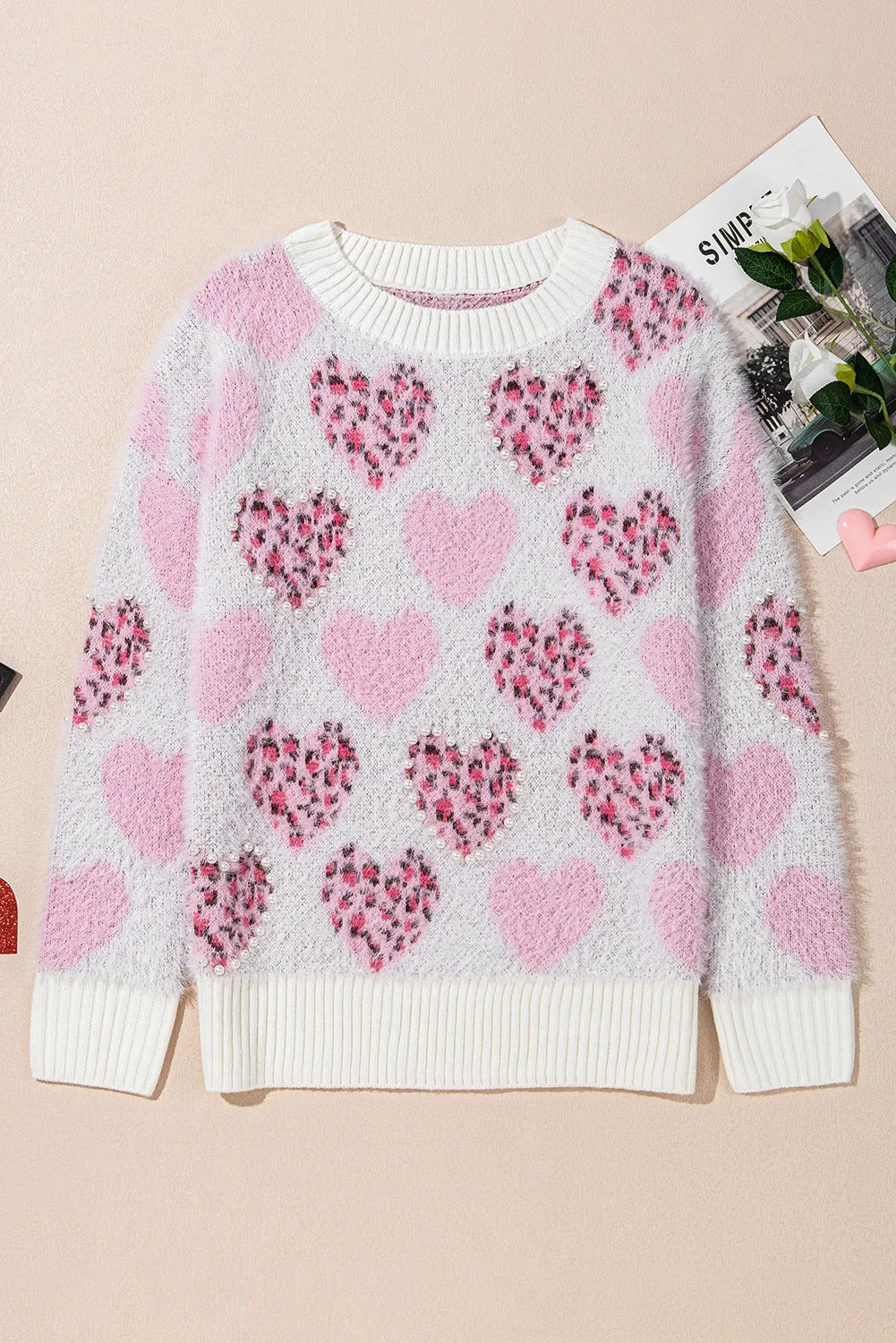 Pull pelucheux à bordure ctelée perlée et imprimé léopard et cur rose